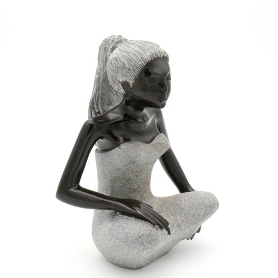 Ephias Chivhunga - Sitting Girl - Shona-Art Shop - Kunst Skulptur aus Stein, dekorativ für den Aussenbereich und Interior