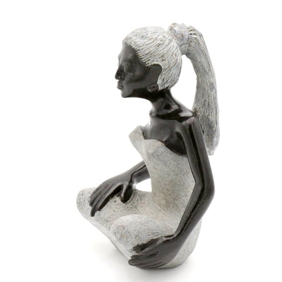 Ephias Chivhunga - Sitting Girl - Shona-Art Shop - Kunst Skulptur aus Stein, dekorativ für den Aussenbereich und Interior